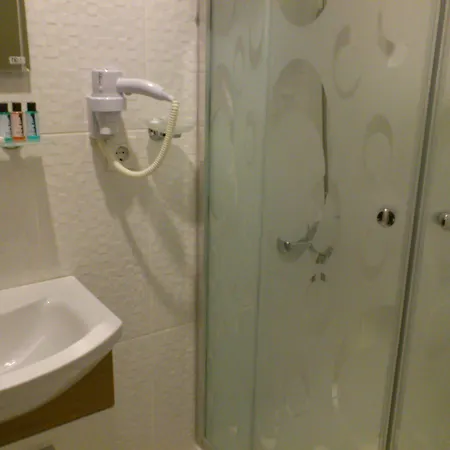 Pera Main Hotel 2*